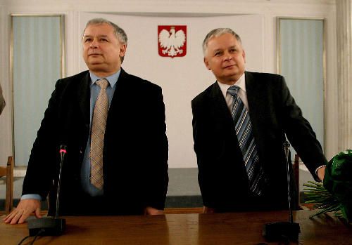 Předseda strany Právo a spravedlnost Jaroslaw Kaczyński a jeho dvojče, polský prezident Lech ze stejné strany | Foto: Reuters