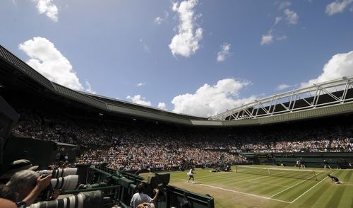 Centrální dvorec ve Wimbledonu při dámském finále mezi Serenou a Venus Williamsovými. | Foto: Reuters