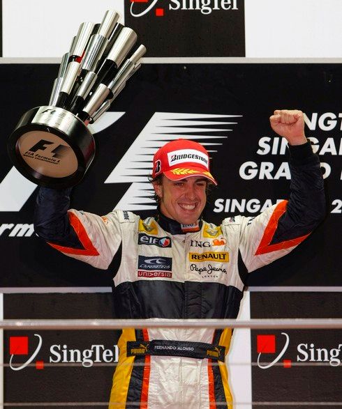 Vítěz GP Singapuru 2008 - Fernando Alonso | Foto: Reuters