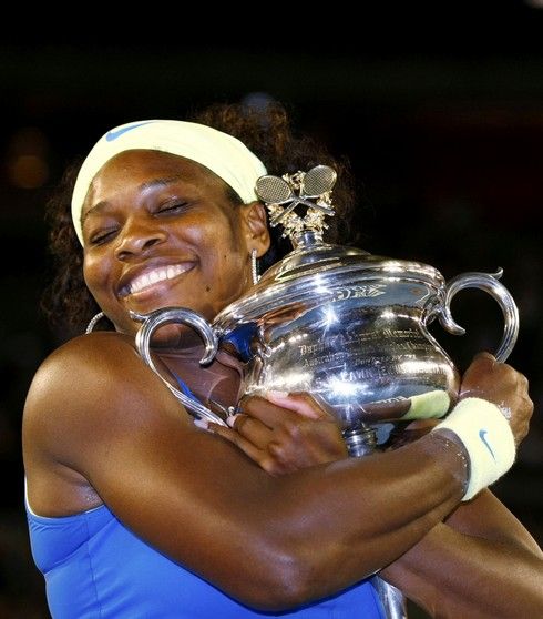 Serena Williamsová s vítěznou trofejí | Foto: Sport