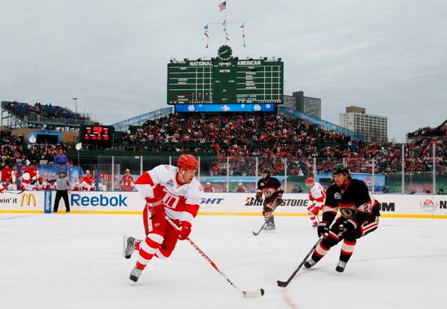 Kris Draper projíždí kolem útočníka Chicaga Martina Havláta na NHL Winter Classic. | Foto: Václav Rojík