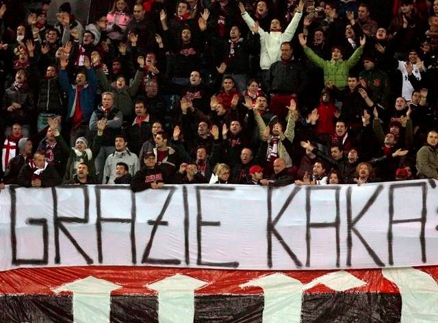 Fanoušci AC Milán na svoji někdejší hvězdu, která v létě přestoupila do Realu, nezapomněli. | Foto: Reuters