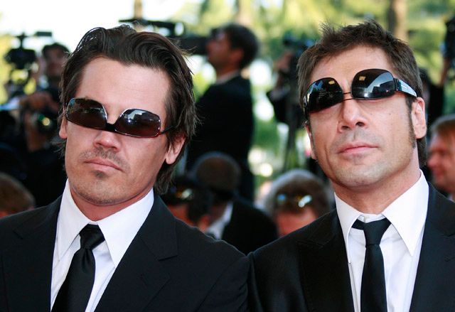 Stále nezbední Josh Brolin (vlevo) a Javier Bardem a jejich převrácené protisluncové brýle. Jindy bavili novináře pobíháním po koberci: To prý aby je nikdo nestačil zaostřit. | Foto: Reuters