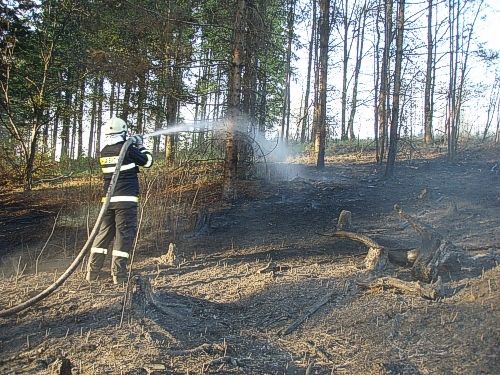 Sloup dýmu byl vidět už z dálky. | Foto: HZS Moravskoslezského kraje