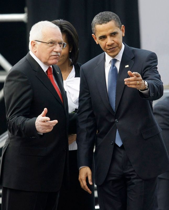 Václav Klaus ukazuje Obamovi svůj hrad. | Foto: Reuters