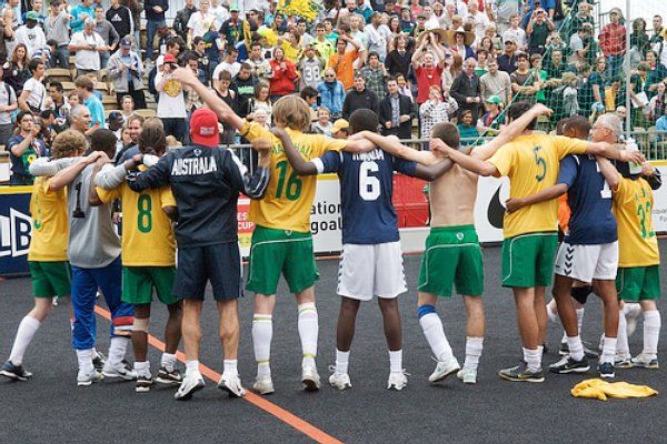 Fanoušky i atmosféru by mohlo mnoho sportovních turnajů bezdomoveckému šampionátu závidět. Společné oslavy hráčů po zápase Austrálie vs. Rwanda. | Foto: Internet