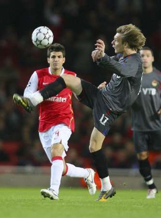 Cesc Fabregas (vlevo) z Arsenalu sleduje Miloše Krasiče z CSKA Moskva v zápase skupiny G Ligy mistrů. | Foto: Reuters