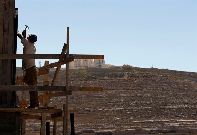 Židovské osady se nad námi tyčí jako hrady, říkají Palestinci. | Foto: Reuters