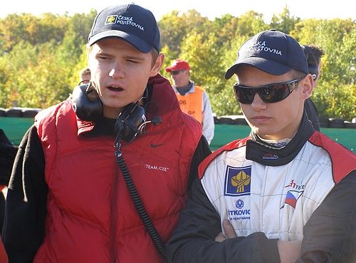 Erikovi Janišovi (vpravo) radil těsně před závodem při závodě A1 GP v Brně v roce 2007 i jeho bratr Jarek. | Foto: Radek Vičík