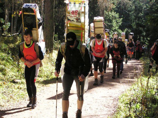 Závodníky čeká při Sherpa Rallye 60 kg na zádech a 800 m převýšení. | Foto: Archiv Romana Langra