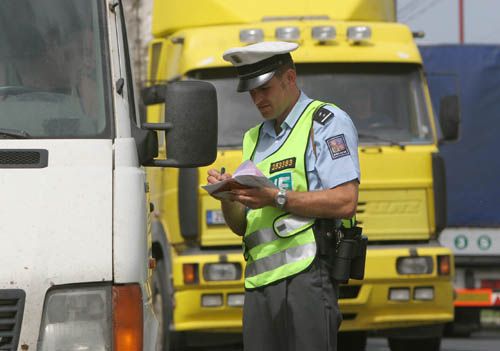 Policejní kontrola v Dlouhopolsku. | Foto: Ondřej Besperát