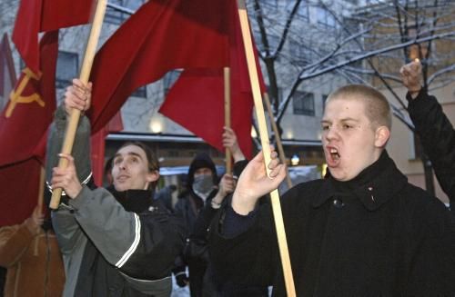 Aktivisté Komunistického svazu mládeže protestovali 17. prosince poblíž sídla Ústavního soudu v Brně. | Foto: Aktuálně.cz