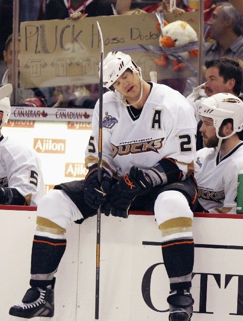 Chris Pronger z Anaheimu sedí na mantinelu během přerušení hry ve třetím finálovém zápase NHL v Ottawě. | Foto: Reuters