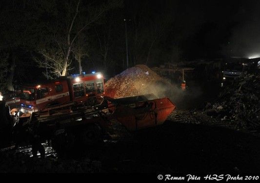 Na Libeňském ostrově v Praze 8 večer vzplála skládka. | Foto: Roman Půta HZS Praha