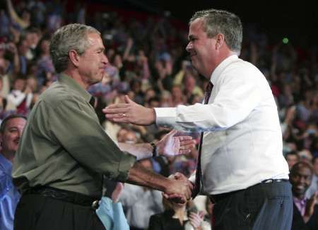 Prezident USA George W. Bush se během kampaně zdraví se svým bratrem, floridským guvernérem Jebem Bushem na party republikánů. | Foto: Reuters