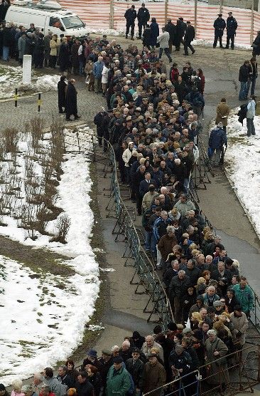 Lidé přicházejí na pohřeb Slobodana Miloševiče | Foto: Reuters