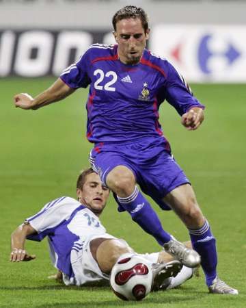 Slovák Stanislav Šesták zastavuje Francouze Francka Riberyho v přátelském utkání v Trnavě | Foto: Reuters