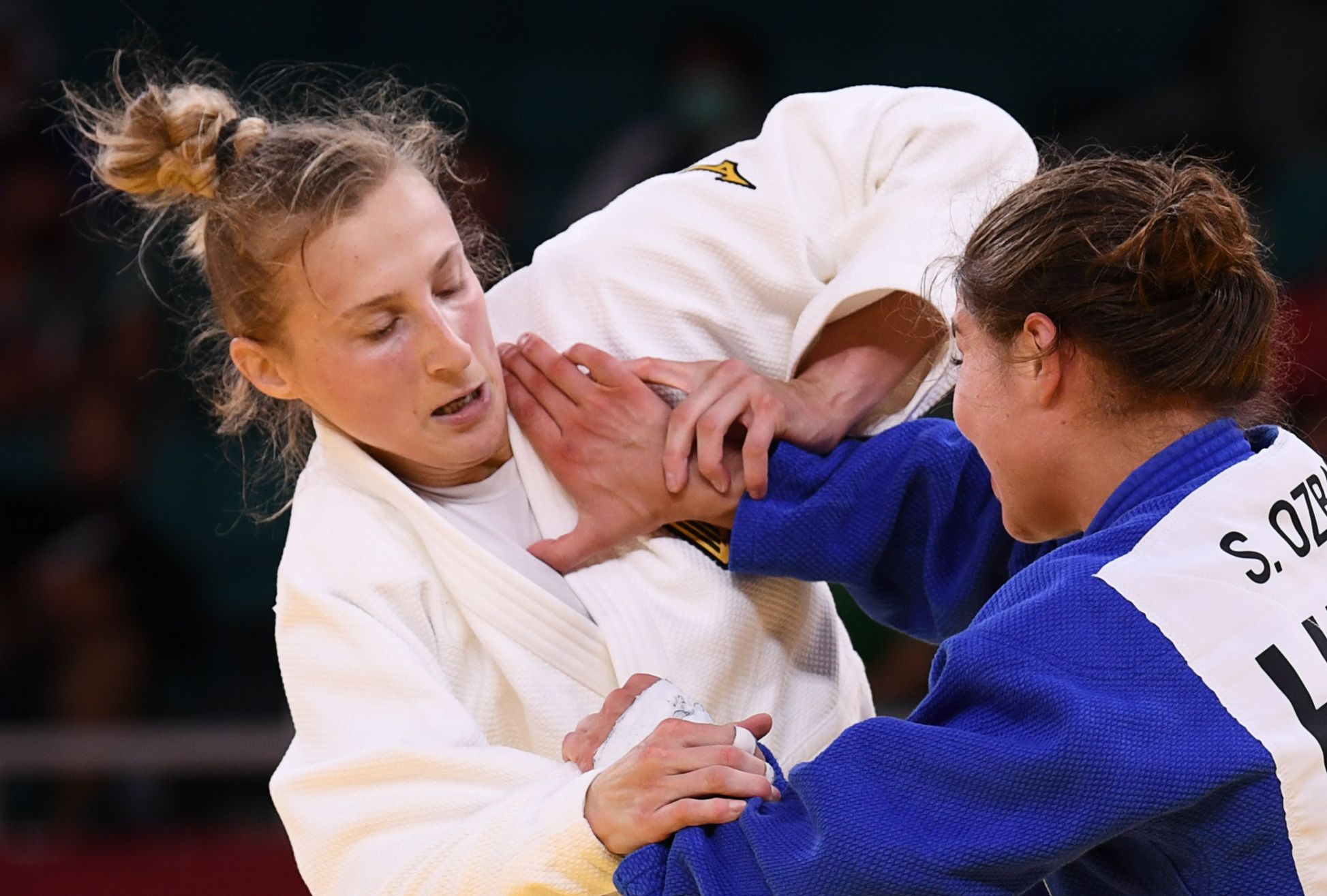 Das aggressive Ritual überraschte den Judo.  Die Ohrfeige war noch etwas heftig, der Konkurrent verteidigte den Trainer