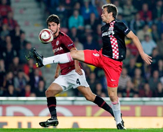 Danko Lazovič (PSV Eindhoven) ukopává míč Nicklasi Hohenederovi (Sparta) v utkí Evropské ligy. | Foto: Reuters