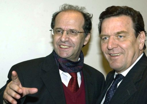 Ibrahim Rugova a Gerhard Schröder | Foto: Reuters/B.Settnik