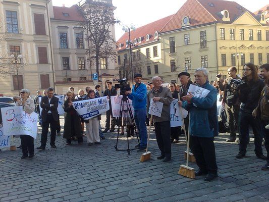 Někteří dostali do rukou i košťata k jarnímu úklidu "nepořádku" na magistrátu. | Foto: Hana Pecinová