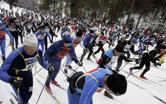 Běžci na trati legendárního Vasova běhu na 90 km ve Švédsku. | Foto: Reuters