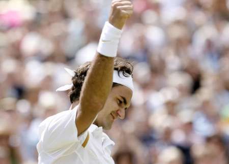 Roger Federer se raduje z postupu do finále Wimbledonu přes Francouze Richarda Gasqueta. | Foto: Reuters