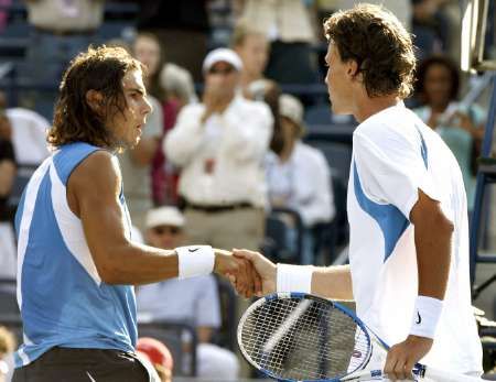 Rafael Nadal (vlevo) si podává ruku se svým přemožitelem Tomášem Berdychem. | Foto: Reuters