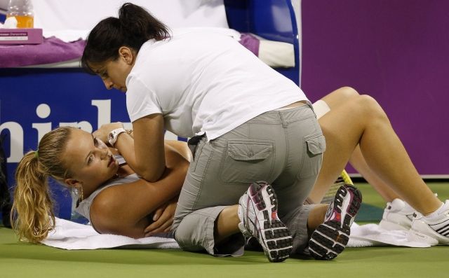 Serena Williamsová vyhrála nad Caroline Wozniackou i díky odstoupení své soupeřky pro zranění. | Foto: Reuters