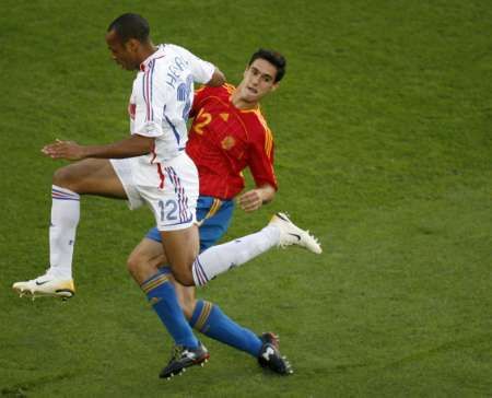 Francouz Thierry Henry (vlevo) ve vzdušném souboji s Pablo Ibanézem ze Španělska. | Foto: Reuters