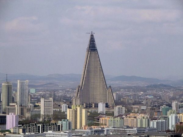 NEJOŠKLIVĚJŠÍ: Ryugyong Hotel - Severní Korea Podle nejrůznějších průzkumů a anket, které provedly cestovatelské i realitní časopisy, patří skutečně tento hotel k nejošklivějším na světě. Pohled na šedou betonovou 105 podlažní budovu, tyčící se do výšky 330 metrů nad hlavní město Pchjongjang, není příliš lákavý. Hotel se zatím nepodařilo zcela dostavět. | Foto: Travelpod