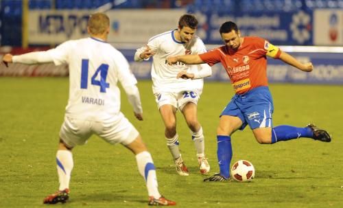 Pavel Horváth v souboji s Tomášem Frejlachem. Přihlíží Adam Varadi | Foto: ČTK