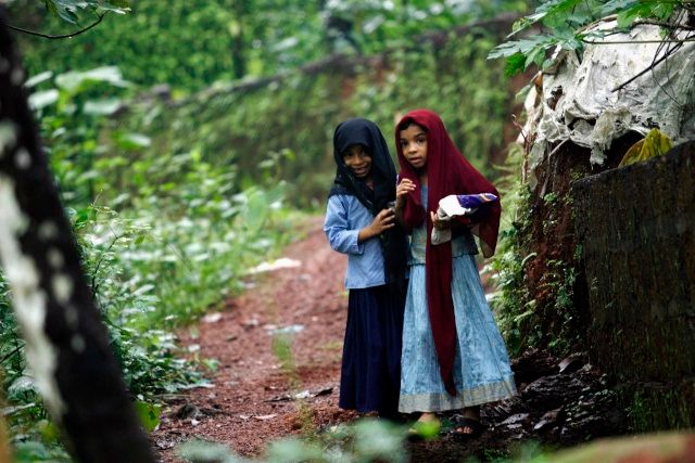 Sedmileté Šahana (vlevo) a Šalala. Jako většina místní populace, jsou i ony muslimky. | Foto: Reuters