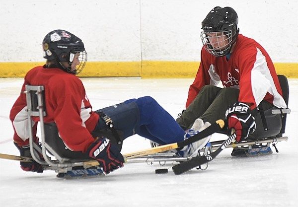 Kanadský útočník si v rámci charitativních her Jumpstart poprvé vyzkoušel sledge hokej. | Foto: Steve Somerville/Metroland