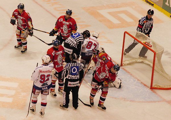 Urputný bezbrankový souboj rozhodly tři góly v posledních třech minutách. | Foto: Zuzana Hronová