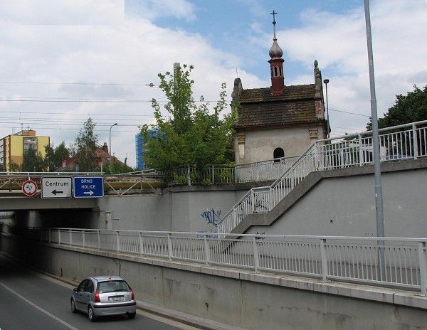 Poslední kaple v Pardubicích nemá snadný život. Z jedné strany ji svírá silnice, z druhé železniční koridor. | Foto: www.farnost-pardubice.cz