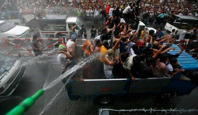 V Barmě je zvykem během Nového roku kropit vodou všechno a odevšad | Foto: Reuters