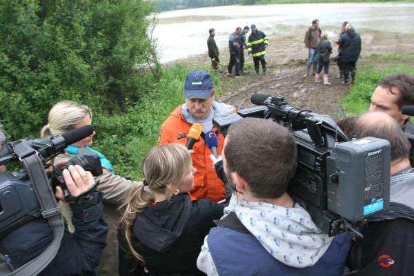 Konečně. Média vtrhla na místo odstřelu jako velká voda. Na slova "povodeň" a "exploze" se novináři slétli jako vosy na bonbón. Tím byl ve středu v poledne na chvíli i plukovník Martin Červenka, velitel střelmistrů Hasičského záchranného sboru ČR. Spolu se dvěma kolegy jej na místo dopravil vrtulník z Brna. | Foto: Karel Toman