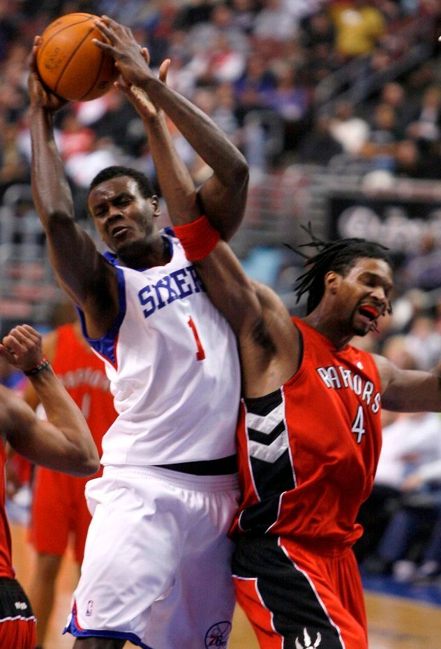 Samuel Dalembert v dresu Filadelfie Sixers | Foto: Reuters