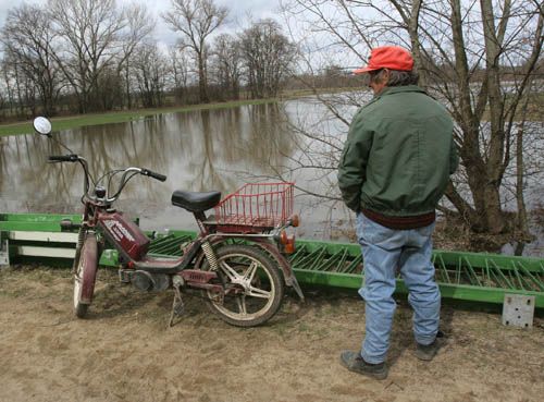 Na mostě přes Dyji mezi Micmanicemi a Vratislavicemi odstranili zábradlí a teď čekají, co řeka udělá. | Foto: Ondřej Besperát, Aktuálně.cz