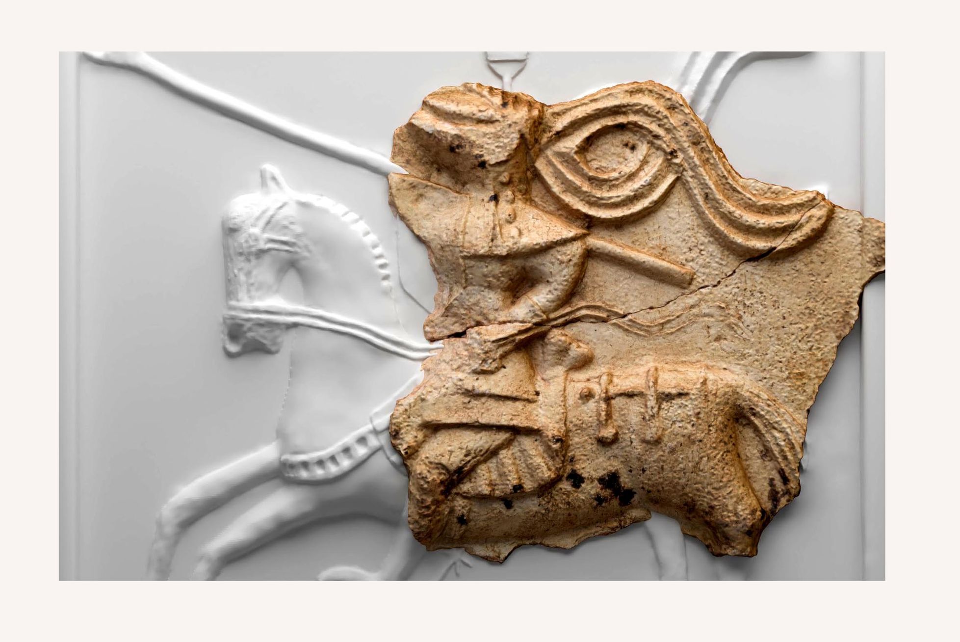 Tajemný střep s rytířem prozradil hodně o historii turnajů i málo známého hradu