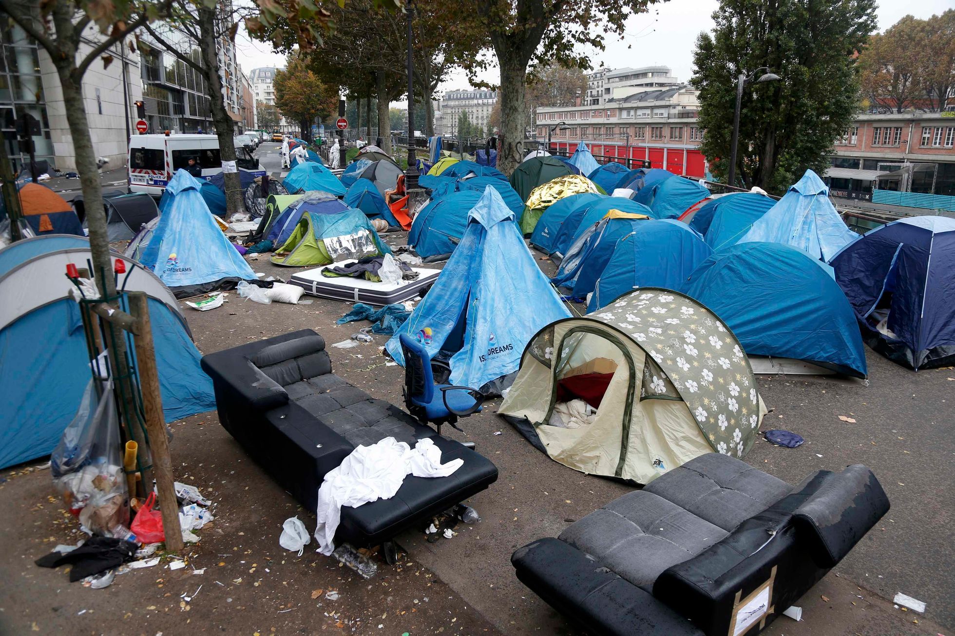 Как живут эмигранты. Мигранты в палатках. Палатки для беженцев. Беженцы в Париже. Франция палатки беженцев.
