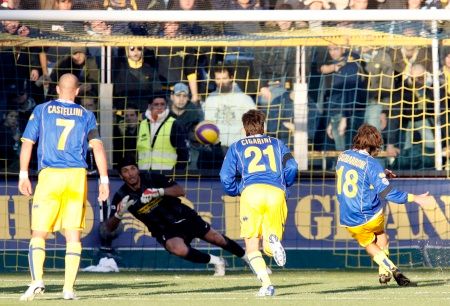 Andrea Gasbarroni z Parmy střílí gól Juventusu v zápase Serie A. | Foto: Reuters