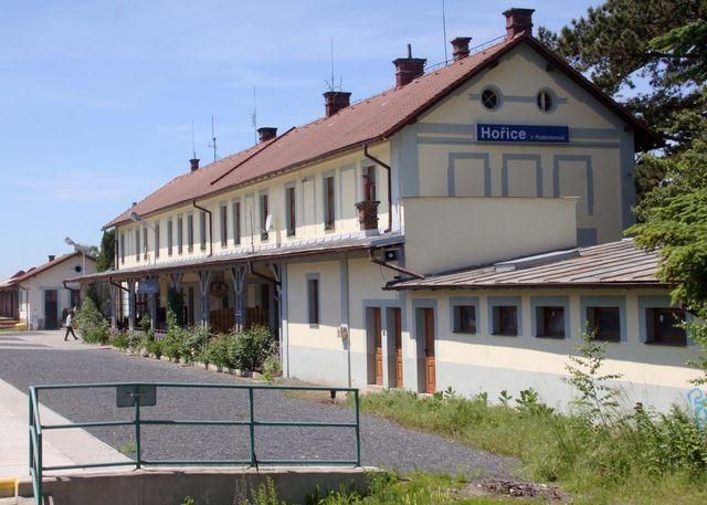 Hořice v Podkrkonoší - Na hořickém nádraží, které leží na trati Hradec Králové - Jičín - Turnov, nechybí pro město tak typické kamenné sochy. | Foto: Archiv Asociace EF CZ - Souznění, o.s.