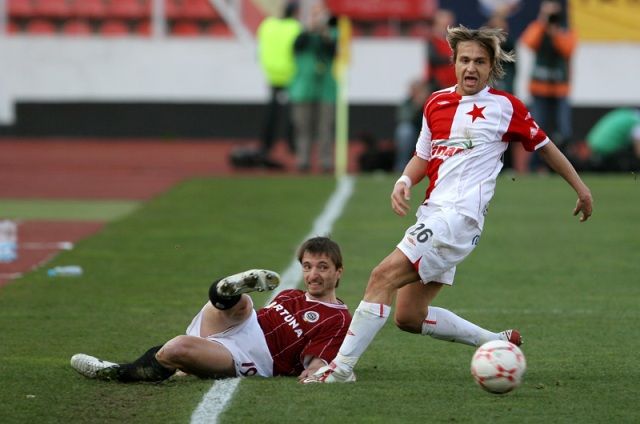 Pád Petra Voříška do autu. Míč zůstává Slávii. | Foto: Ondřej Besperát