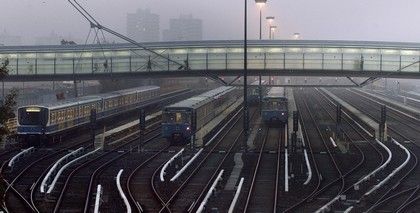 Na koleje vyjela pouze polovina vlaků. | Foto: Reuters