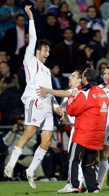 Luca Toni slaví postup do další fáze Poháru UEFA. | Foto: Reuters