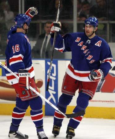 Jaromír Jágr (vpravo) spolu s Tomem Potim oslavuje svůj gól v dresu NY Rangers do branky Philadelhie. | Foto: Reuters