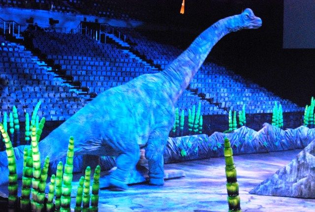 Tento brachiosaurus měří na délku 17 metrů a i ve velkém prostoru O2 arény vypadá dostatečně mohutně. Jeho pohyby řídí několik operátorů, z nichž každý má na starost jinou část těla | Foto: Radek Pecák