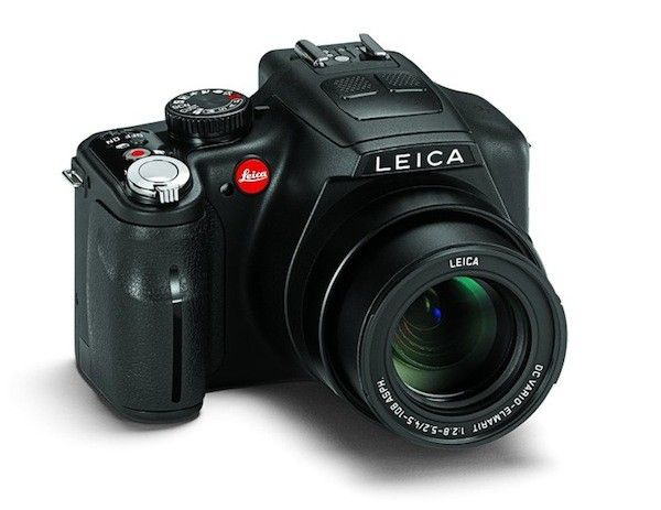 Leica V-LUX 3 - nádherný ultrazoom Německá společnost Leica uvedla ultrazoom V-LUX 3, který vychází ze stařšího partnerského modelu Panasonic Lumix FZ150. Novinkou modelu V-LUX 3 je 1/2,3" CMOS čip s rozlišením 12 MPx a objektiv s 24 násobným optickým zoomem. Modelu nechybí podpora Full HD videa a plně výklopný displej. Fotoaparát je schopen pořídit až 60 progresivních snímků za sekundu. | Foto: ENGADGET.COM